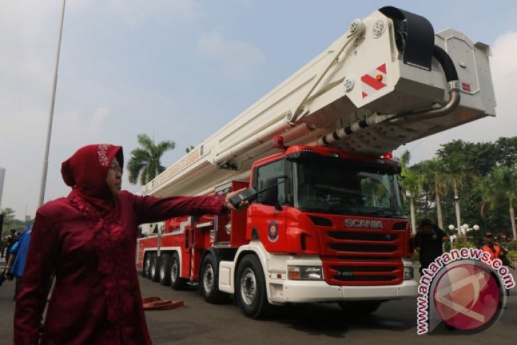 Risma ingatkan warga mengganggu laju mobil damkar dan ambulans bisa ditindak