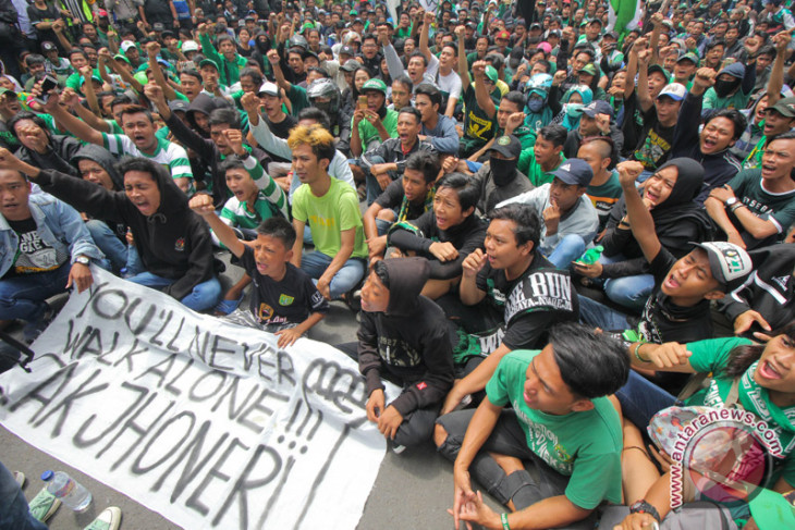 Pengadilan Negeri Surabaya Dikepung Ribuan Bonek dan PSHT 