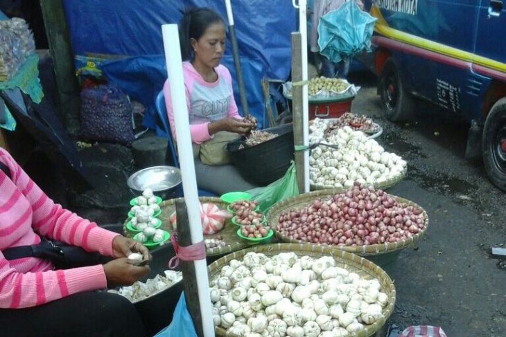 Harga bawang putih di Piru melonjak