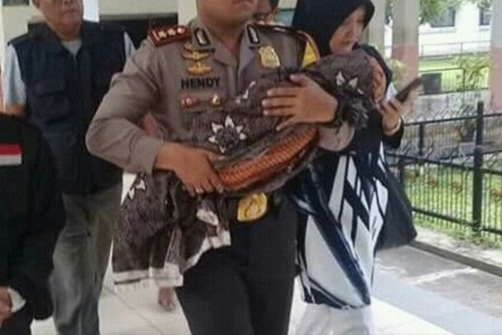 Diduga terkendala biaya, jenazah anak penderita getah bening ini dibawa pulang dengan ojek