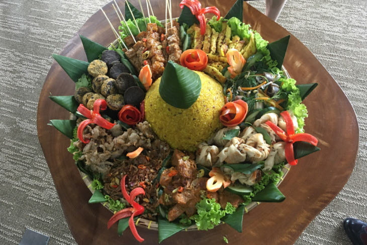 Mencicipi tumpeng versi vegetarian