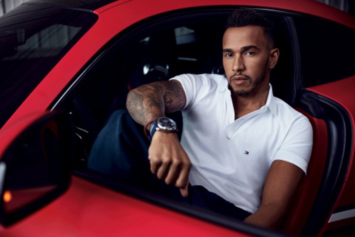 Juara dunia Formula One Lewis Hamilton jadi duta brand global produk untuk pria TOMMY HILFIGER
