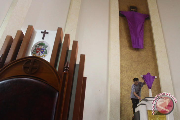 Umat Kristiani hiasi gereja dengan ornamen Paskah