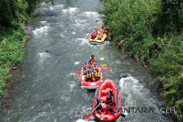 Serunya Wisata Arung Jeram Di Sungai Pesangan Antara News Aceh