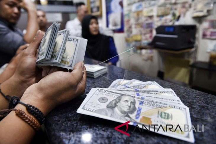 Rupiah melemah seiring kenaikan harga minyak dunia
