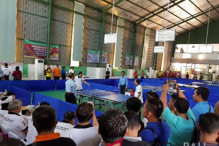 Dua paslon pilkada Bali berolahraga bersama Kapolda