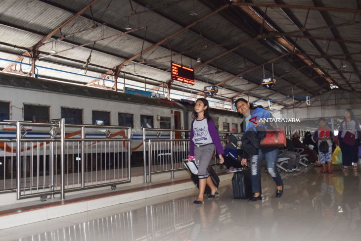 Jumlah penumpang KA libur Natal dan tahun baru diprediksi naik 8,7 persen