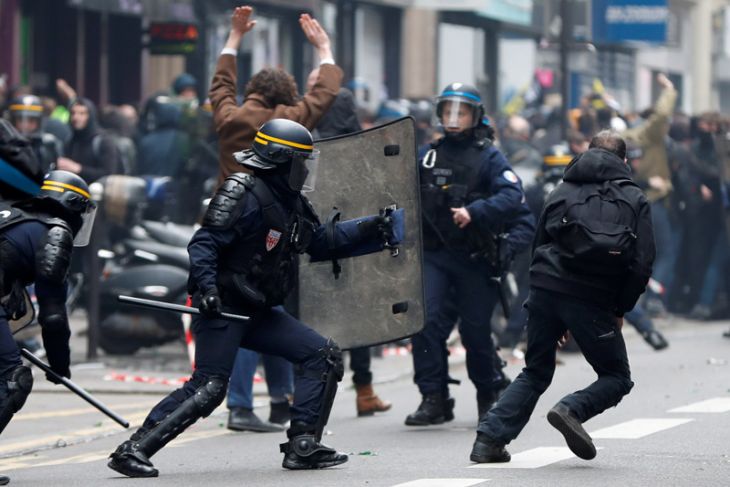 Kerusuhan "rompi kuning" di Paris rugikan negara tiga juta euro