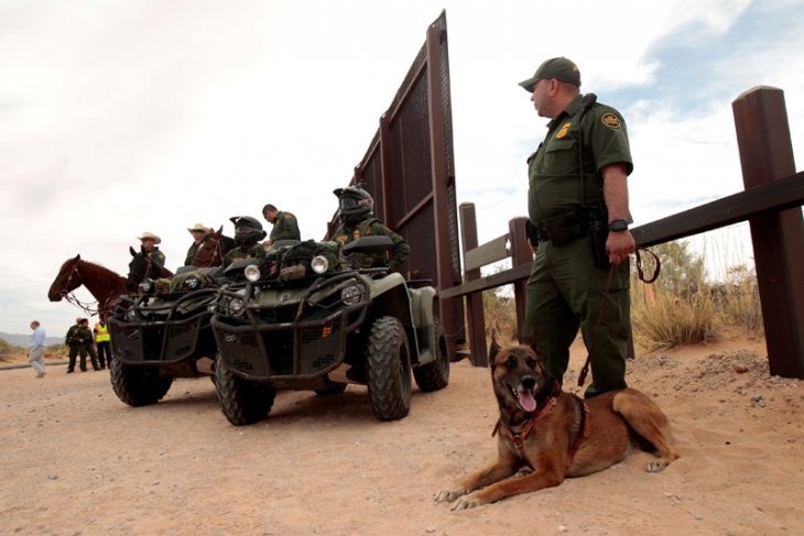 Petugas AS tembakkan gas air mata di dekat perbatasan Meksiko