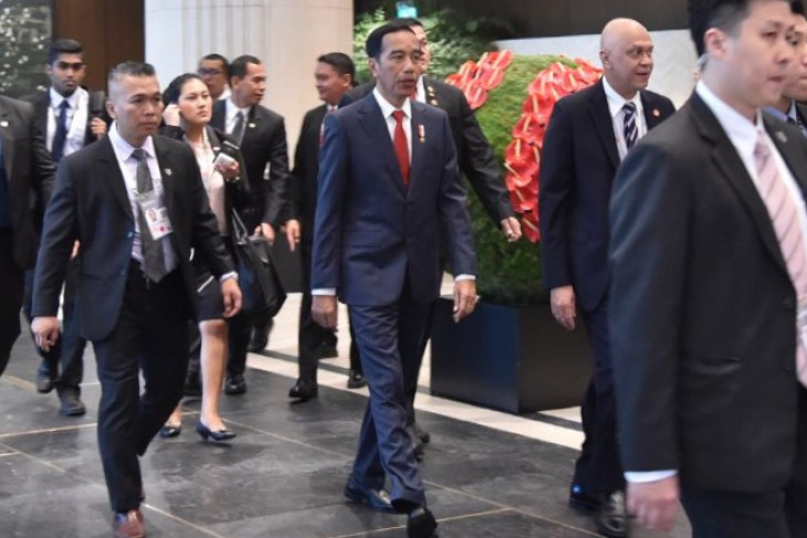 Presiden Jokowi tinjau pameran "Virtual Singapura"