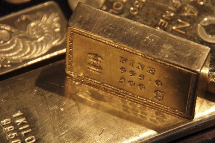 Harga emas naik lebih dari satu persen karena pembelian
