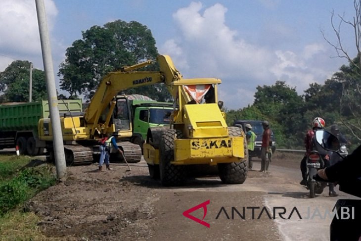 Jalan rusak menuju Candi Muarojambi diperbaiki