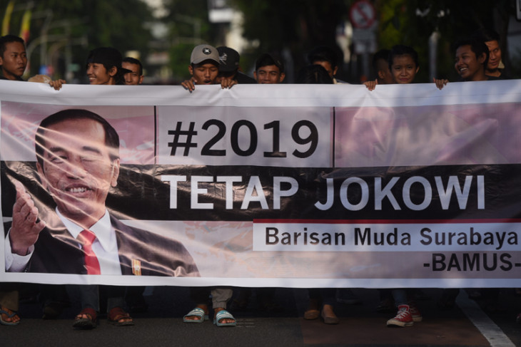 Sekelompok pemuda bentangkan spanduk #2019 Tetap Jokowi