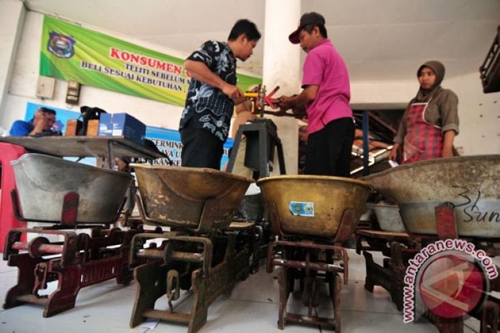 Disperindag Ambon sosialisasi timbangan ke pedagang di pasar Mardika