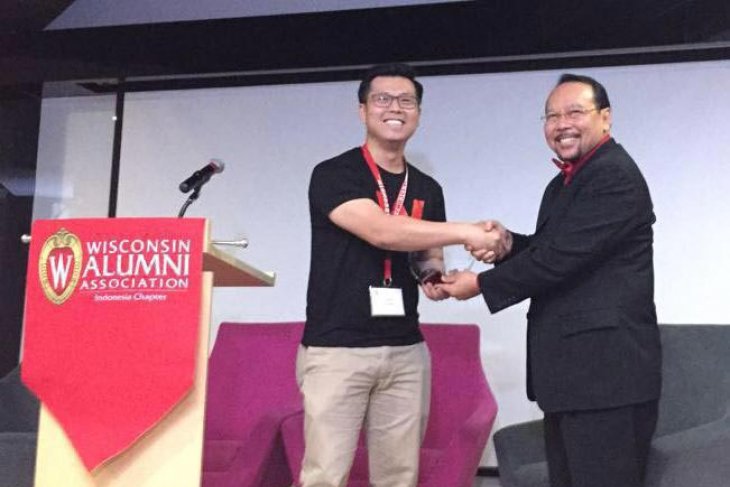 Prof. Dr. Aman Wirakartakusumah raih