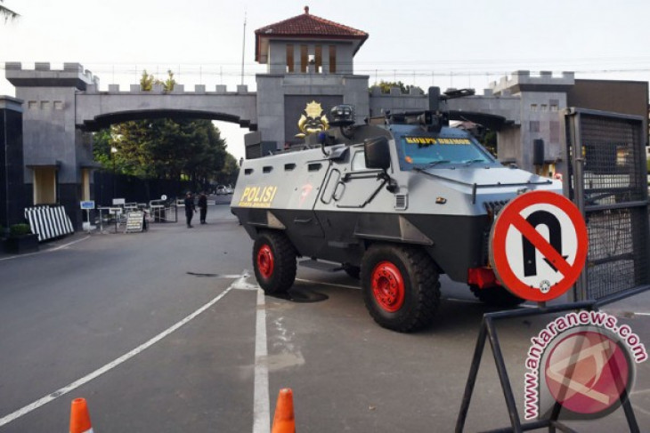 Terror convicts hold four police officers hostages