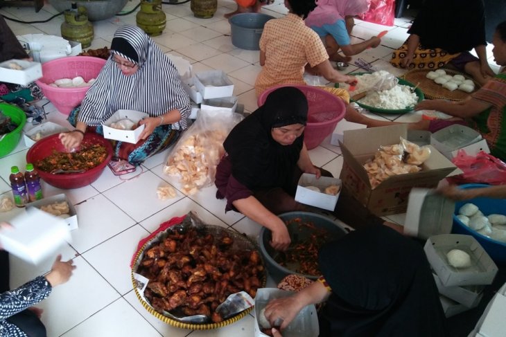Mengantar hidangan berbuka puasa hingga ke sisi rel