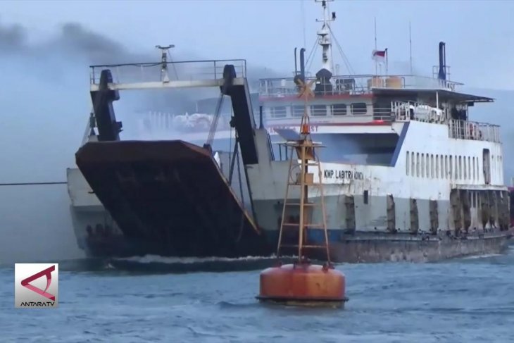 Kapal Motor Penumpang terbakar di Selat Bali