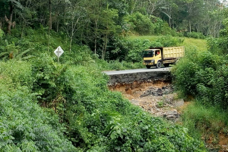 Longsor putus akses jalan di Tapanuli Selatan