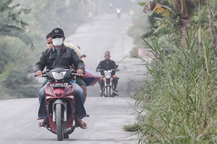 Hujan abu di dua desa di sekitar Gunung Merapi
