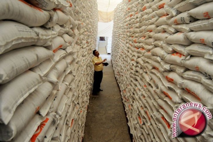 Stok beras Bulog Karawang cukup hingga setahun