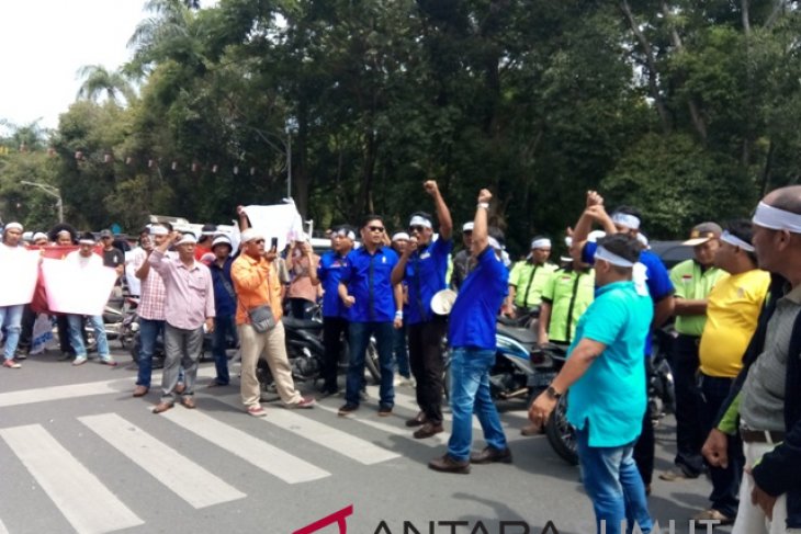Ratusan buruh gelar aksi damai di Kantor Gubernur Sumut