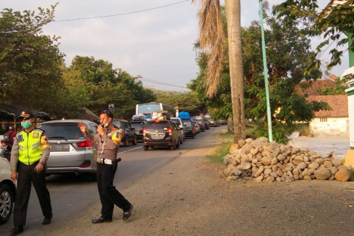 Arus lalu lintas perbatasan Tegal-Brebes macet total