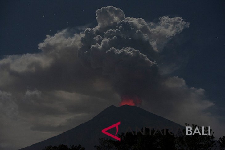 Erupsi Gunung Agung, dua bandara di Jawa Timur ditutup