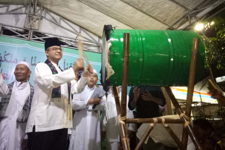 Anies takbiran & pukul bedug bersama warga Jakarta