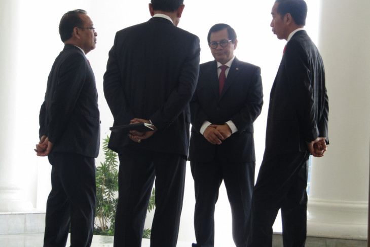 Diskusi Jokowi dan menteri-menteri saat menunggu Mahathir Mohammad