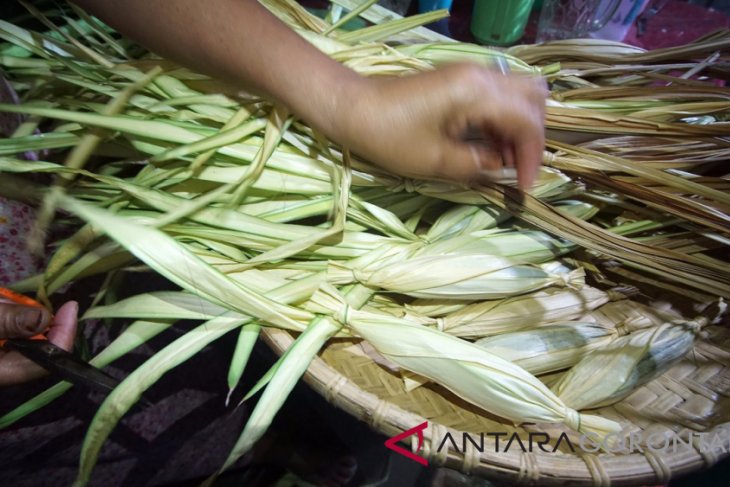 Warga Keturunan Jaton Siapkan Dodol Untuk Lebaran Ketupat