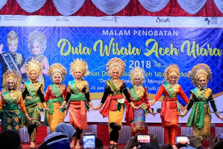 Puluhan pasang