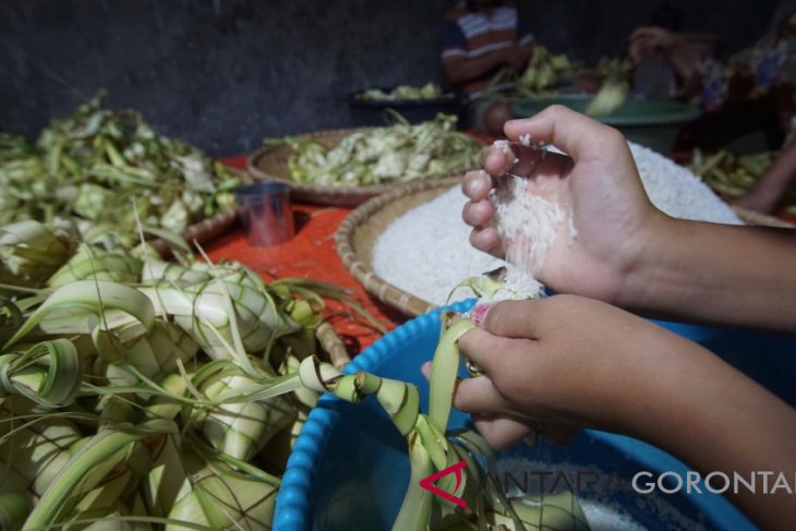 Warga Jaton Mulai Bersiap Sambut Lebaran Ketupat