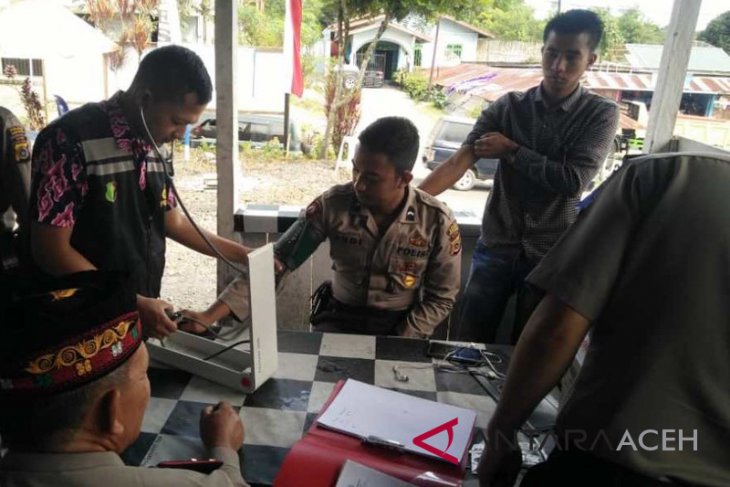 Arus mudik - Dokter periksa kesehatan petugas operasi ketupat