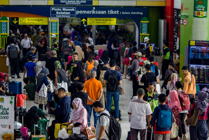 Bagi-bagi cindera mata untuk anak dari PT KAI Daerah Operasi Jember