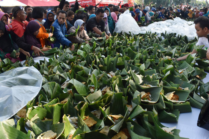 Madiun pecahkan rekor dengan 16.825 nasi pecel pincuk