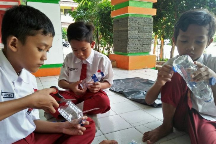 Kreativitas mahasiswa IPB ajak anak-anak muara angke jaga lingkungan