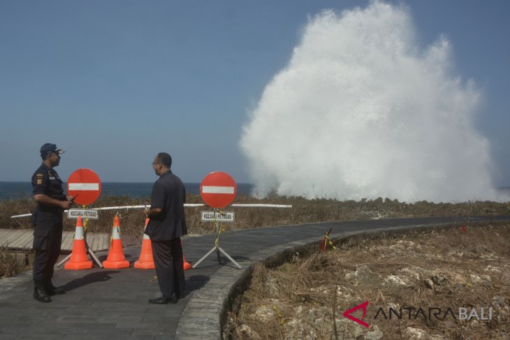 Gelombang tinggi masih mengancam perairan Indonesia