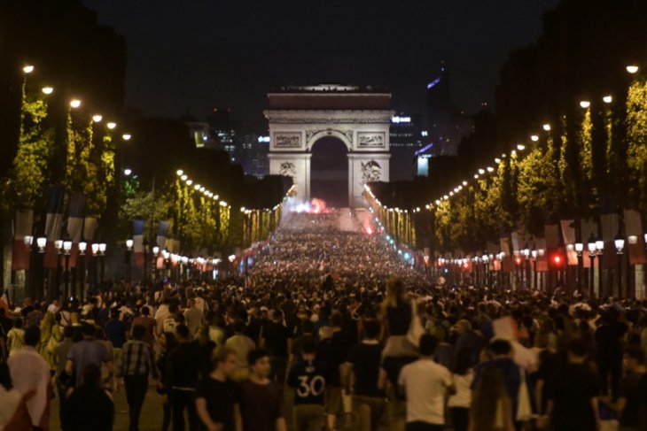 Presiden Prancis pertimbangkan larangan aksi protes di Champs Elysees