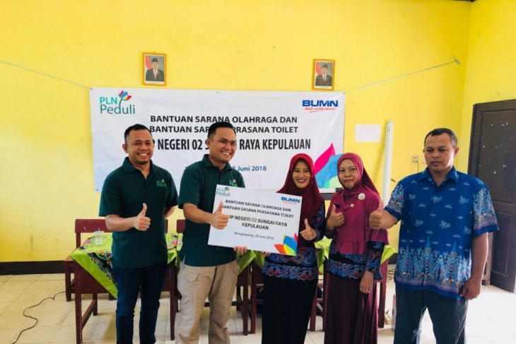 PLN Peduli salurkan bantuan fasilitas sekolah di Bengkayang