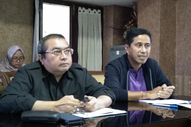 Siswa Surabaya bayar bus dengan sampah plastik