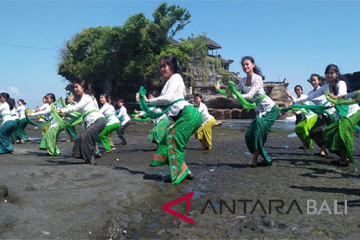 Jelang Festival Tanah Lot, ratusan penari lakukan