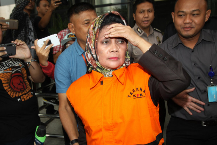 https://img.antaranews.com/cache/730x487/2018/07/thumb/antarafoto-helmi-yati-ditahan-kpk-anggota-dprd-sumut-090718-rn.jpg
