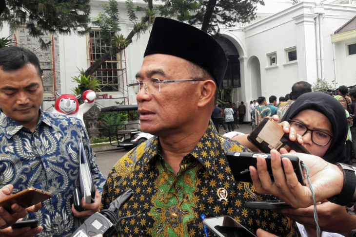 Hasil gambar untuk Menteri Pendidikan dan Kebudayaan (Mendikbud) Muhadjir Effendy  usai mengikuti Sidang Kabinet Paripurna