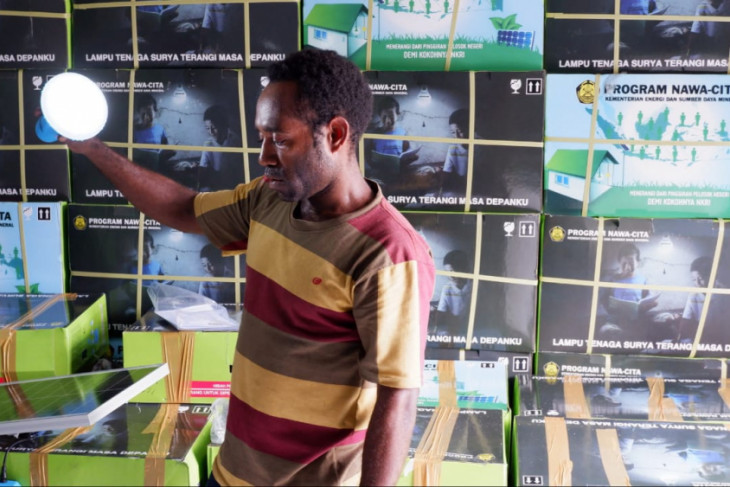 Kementerian ESDM bagikan seribu lampu surya di pedalaman Yahukimo Papua