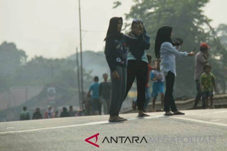 Warga swafoto di lintasan sepeda jalur Pantura
