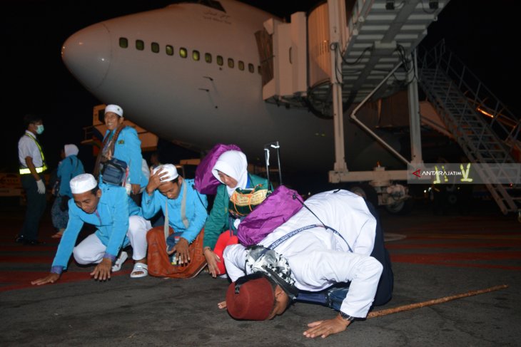 Kloter pertama jamaah haji debarkasi Surabaya tiba