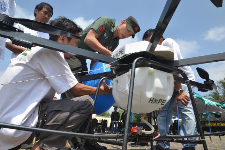 Drone untuk penyemprotan lahan pertanian