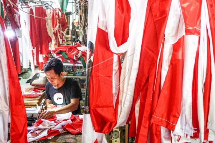 Penjahit bendera merah putih