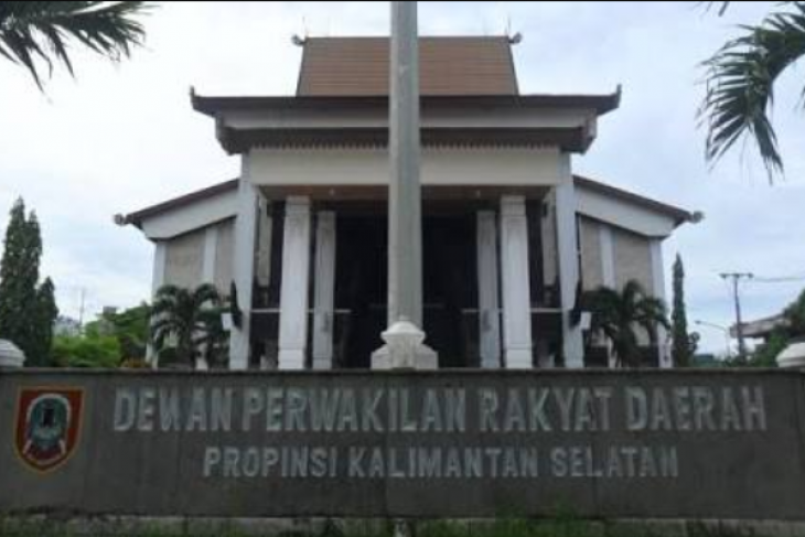 Pengunjuk rasa meminta wakil rakyat tidak melakukan perjalanan fiktif
